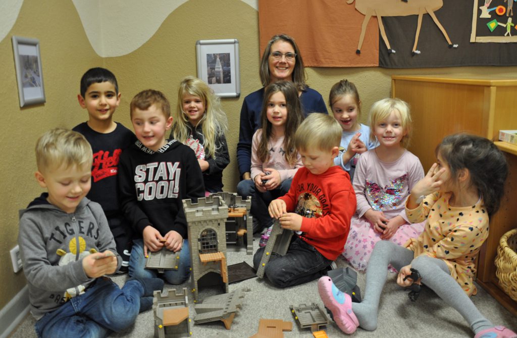 Mitten drin: Neben ihren Aufgaben als Leiterin der evangelischen Kindertagesstätte „Zum guten Hirten“ in Brakel geht Judith Brockmann immer wieder gerne in die Gruppen, um die Kinder bei ihrem Lernen und Tun zu unterstützen. FOTO: HELGA KROOSS
