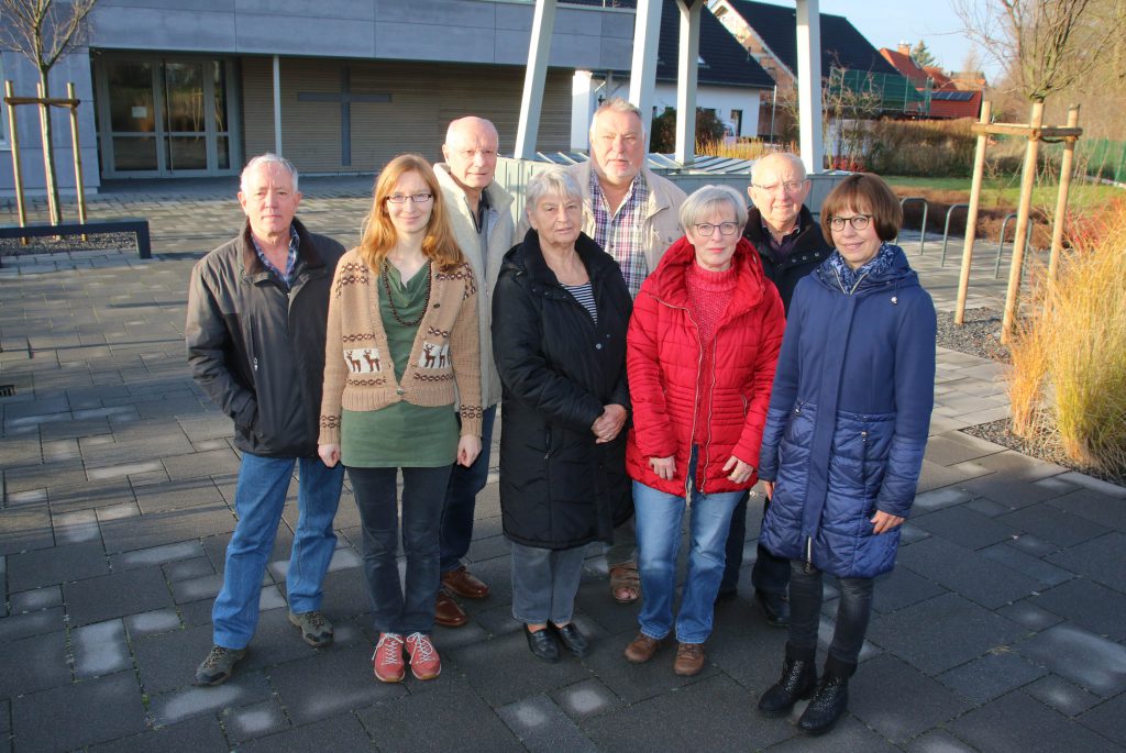 Neues Reparaturcafé in Delbrück: An der Organisation wirken mit Walter Hagemann (v. l.), Klimaschutzmanagerin Heike Paesel, der Sprecher des Seniorenbeirates Peter Teschner, Waltraut Schnupp, Initiator und pensionierter Elektromeister Heinfried Klefoth, Mechtild Stamm, Heinz Klobe und Pfarrerin Gabriele Hische. FOTO: AXEL LANGER