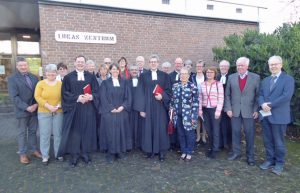 Freut sich auf ihre zukünftige Aufgabe: Die neue Pfarrerin Elisabeth Goller (Mitte) im Kreis der Kollegen und Presbyterinnen aus Gemeinde und Kirchenkreis FOTO: PRIVAT