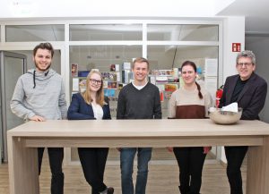 Fünf von zurzeit sechs Theologie-Studierende aus dem Kirchenkreis trafen sich mit Superintendent Volker Neuhoff (rechts) zum Austausch: (v. links) Nils Alboth, Svea Neumann, Marcel Ide und Karen Günther. Nicht im Bild: Steven Edwards. FOTO: HEIDE WELSLAU