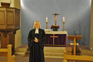Karin Röthemeyer, hier in der evangelischen Kirche in Lichtenau, war 25 Jahre lang Gemeindepfarrerin der Kirchengemeinde Lichtenau. Sie wechselt zum 1. Februar in die Verbundspfarrstelle für die evangelischen Kirchengemeinden Preußisch Oldendorf und Alswede. FOTO: KIRCHENGEMEINDE