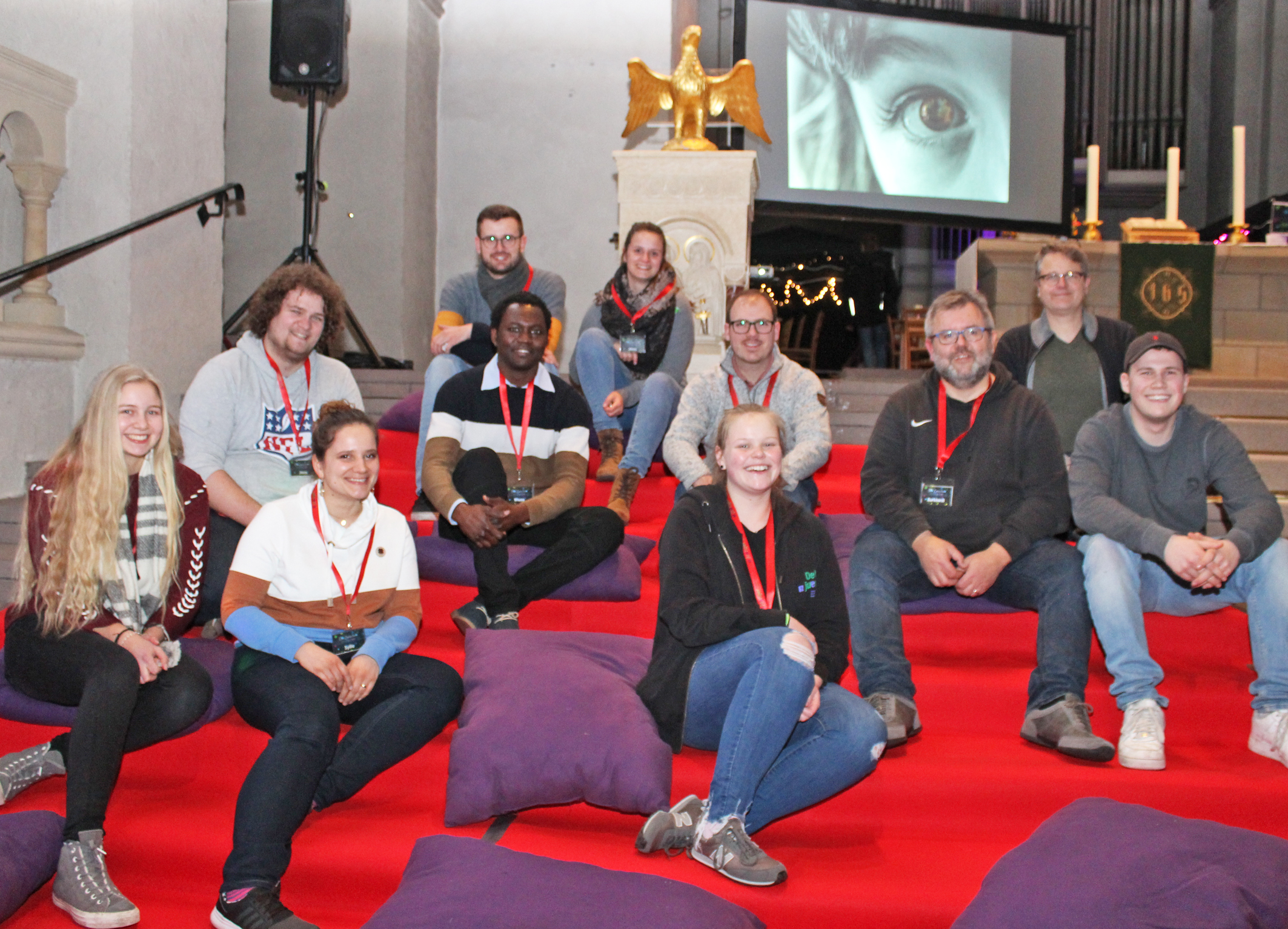 Sind mit der Premiere zufrieden: Mitglieder des Vorbereitungsteams von „Da!zwischen – Das Lounge-Projekt!“ der Evangelischen Jugend auf den mit Kissen und Teppich zum Sitzen einladenden Altarstufen der Abdinghofkirche. FOTOS: HEIDE WELSLAU