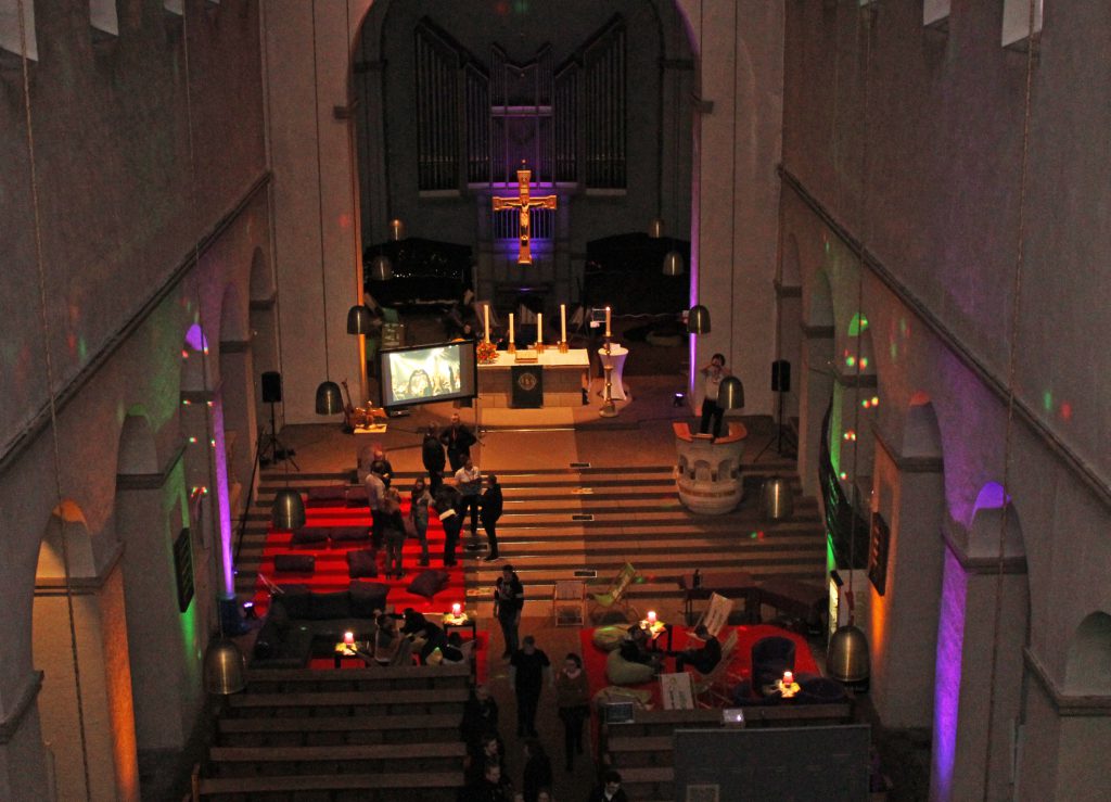 Abdinghofkirche mit Lounge- Projekt: in stimmungsvolles Licht getaucht und mit insgesamt 75, überwiegend jungen Teilnehmenden ein Erfolg.
