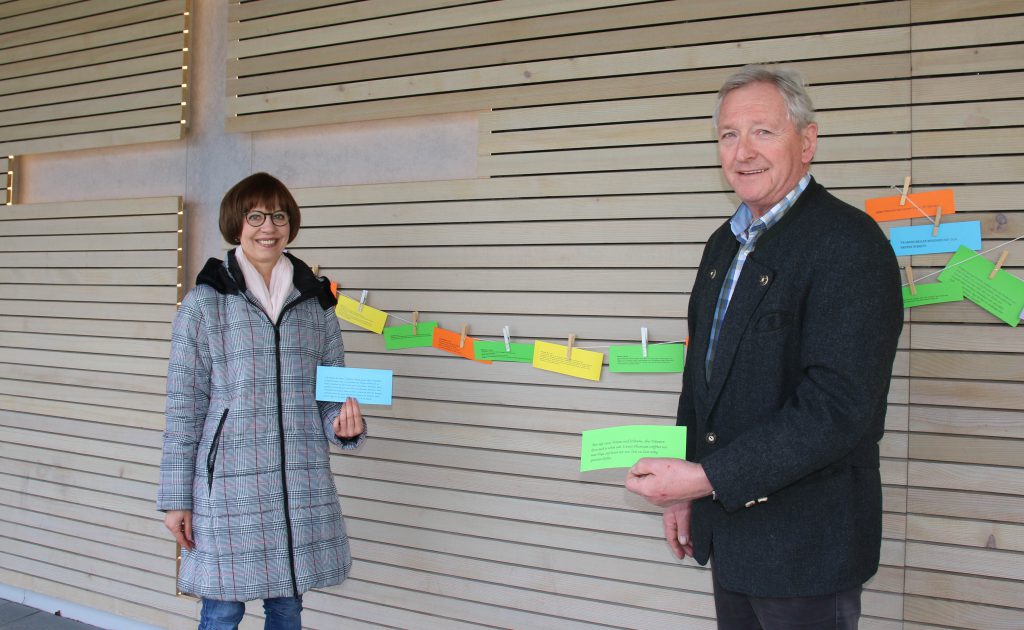 Wollen in schweren Zeiten mit Kärtchen Trost und Mut zusprechen: Pfarrerin Gabriele Hische (l.) und Kirchmeister Rainer Hippauf mit den Trostkarten. Foto: Axel Langer