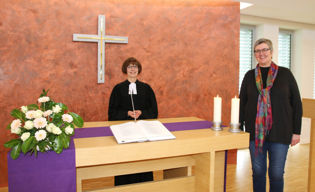 Die beiden Pfarrerinnen der evangelischen Kirchengemeinde Delbrück, Gabriele Hische (links) und Claudia Hempert-Hartmann halten vorläufig an dem Angebot der Online-Andachten fest. Um Präsenzgottesdienste abzuhalten muss ein aufwendiges Schutzkonzept erarbeitet werden. Foto: Axel Langer