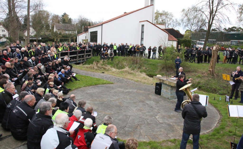 Zwei Mal im Jahr wird in Paderborn-Sennelager an der Paul-Gerhardt-Kirche zum Motorradgottesdienst mit anschließender Ausfahrt eingeladen. Foto: Axel Langer