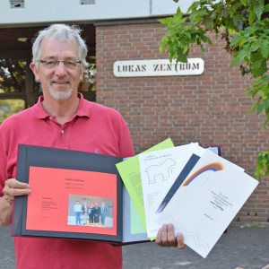 Heiner Bredt freut sich, dass die Aktion mit dem Taufbuch und den Taufbriefen in der Lukas-Gemeinde gut angenommen wird. Mit viel Liebe zum Detail wird beides von ihm gestaltet und verfasst. FOTO: JAN GLOBACEV