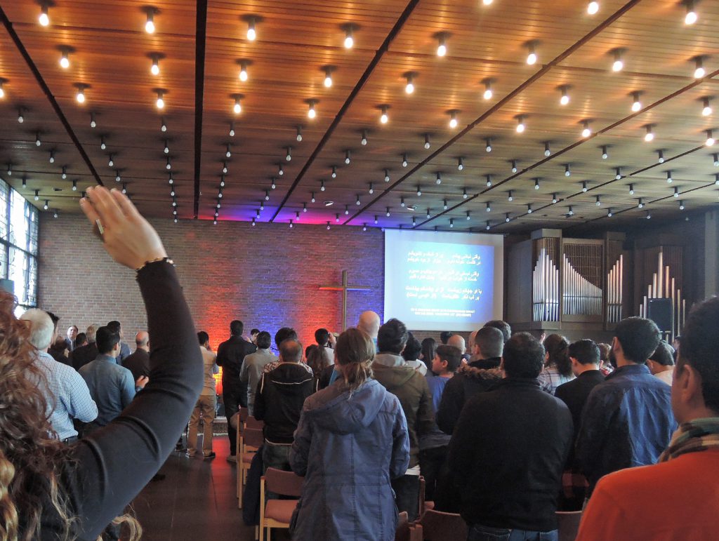 „Praise Night“: Iranische Christen beim Singen während der Veranstaltung im Lukaszentrum. Foto: Christoph Keienburg