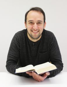 Pfarrer Felix Klemme, mit der aufgeschlagenen Bibel in der Hand, freut sich auf seine Ordination am 5. Februar in der Erlöserkirche Büren. FOTO: HEIDE WELSLAU