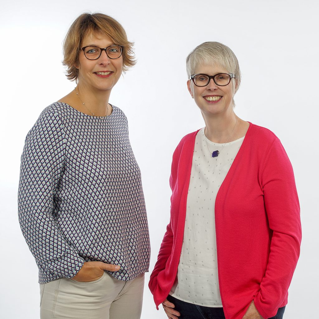 Stellten den Jahresbericht 2017 der Ökumenische Telefonseelsorge Paderborn vor: Leiterin Monika Krieg (rechts) und ihre Stellvertreterin, Pfarrerin Dorothea Wahle-Beer. FOTO: TS PADERBORN