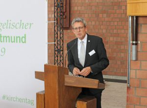 Superintendent Volker Neuhoff rief dazu auf, Kirche weiterzuentwickeln. Dafür gebe es im Kirchenkreis Paderborn „eine Menge an Kompetenz und Potential“. Foto: EKP/Oliver Claes