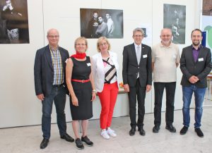 Haben die Diskussion über das Thema „Kirche und Migration“ organisiert: Mitglieder der Fachkonferenz „Flucht und Migration“ des Evangelischen Kirchenkreises Paderborn (v. l.) Pfarrer Ludwig Sanders, Diakonie-Vorstand Jutta Vormberg, Brigitte Kaese, Integrationsagentur der Diakonie, Superintendent Volker Neuhoff, Wolfgang Dzieran, Mitglied des Kreissynodalvorstandes und Pfarrer Felix Klemme. Foto: EKP/Oliver Claes