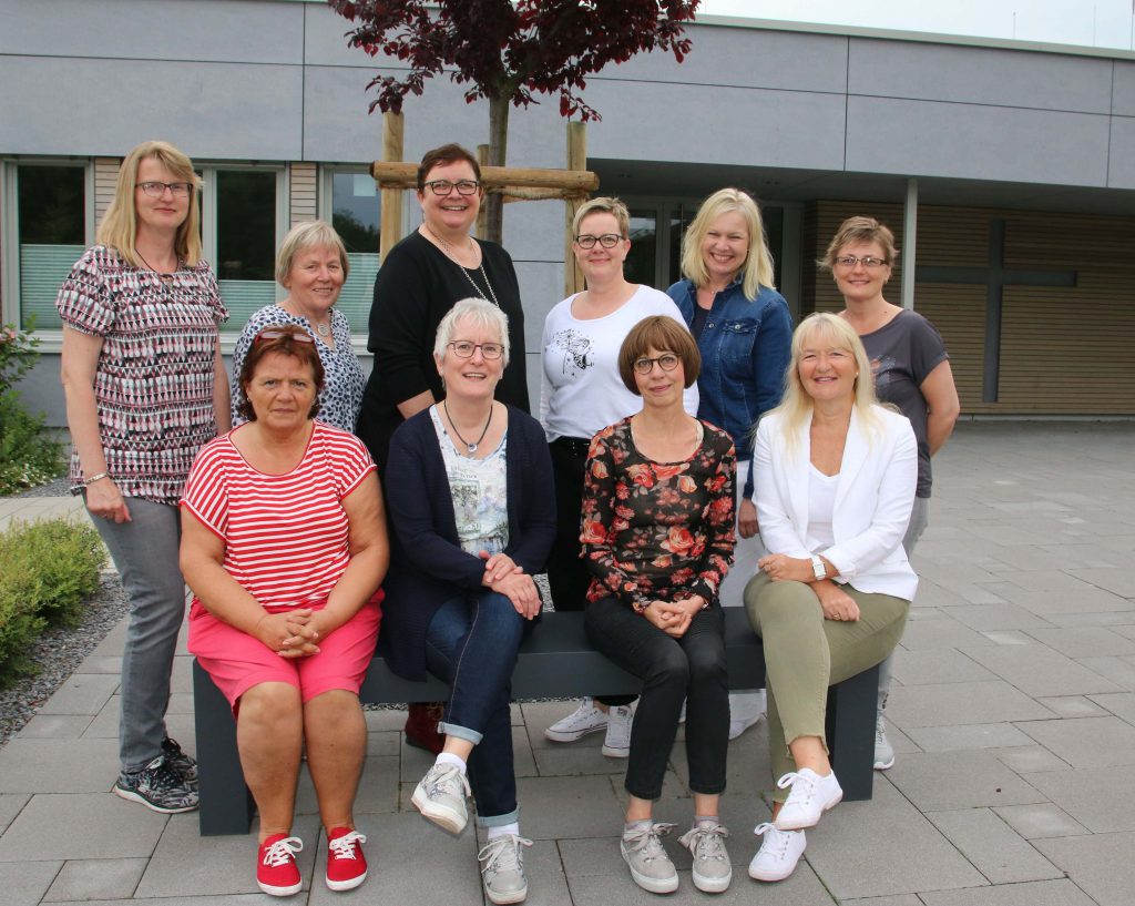 Engagieren sich im Besuchsdienst der evangelischen Kirchengemeinde: (vorne von links) Inge Hörster, Roswitha Remmert, Pfarrerin Gabriele Hische, Susanne Zufacher sowie (hinten von links) Annette Brechmann, Ulla Ramsel, Marion Keuer, Claudia Kohlsch, Tanja Lorz und Olga Patzer. Foto: Axel Langer