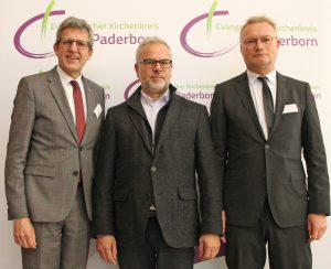Auf der Finanzsynode des Kirchenkreises: (von links) Superintendent Volker Neuhoff, Martin Gasse, Vorsitzender Finanzausschuss, und Verwaltungsleiter Jürgen Jurczik. Foto: Heide Welslau