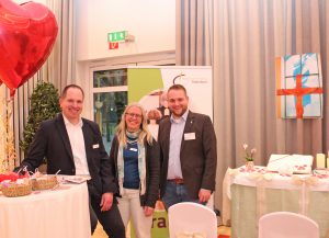 Drei von insgesamt acht Frauen und Männern, die am ökumenischen Stand der Kirchen auf der Messe „Hochzeitsträume“ in Paderborn mit vielen Menschen in Kontakt kamen: (von links: Rainer Fromme, Nicola Maier und Tim Wendorff. FOTO: EKP/HEIDE WELSLAU