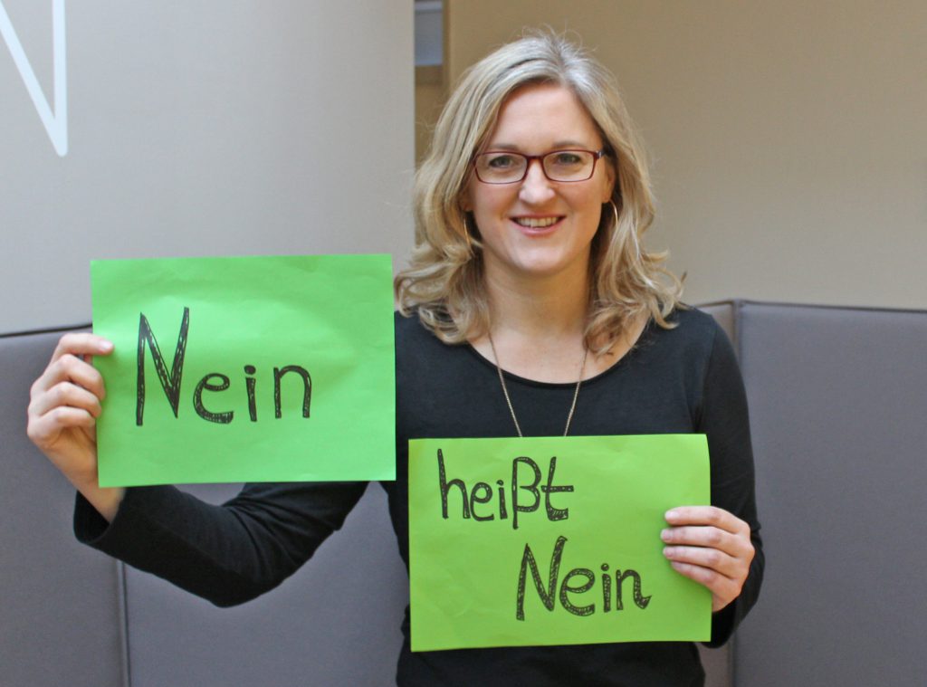 Nein heißt Nein: Jugendreferentin Sonja Hillebrand vom Evangelischen Kirchenkreis Paderborn bietet einen Selbstverteidigungskursus für Mädchen an. Foto: EKP/Oliver Claes