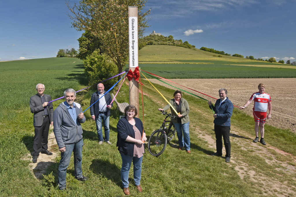 Eröffneten symbolisch das ökumenische Projekt: (von links) Msgr. Uwe Wischkony (Vertreter des Erzbistums Paderborn und Leader-Vorsitzender), Josef Fuhrmann, Pfarrer Karl-Heinz-Bartsch (ev. Kirche), Gisela Fritsche (Dekanatsreferentin Höxter/Brakel), Christiane Sasse (LEADER), Pastor Tobias Spittmann und Kirchenvorsteher Stefan Drüke (beide Brenkhausen). FOTO: FRANK GRAWE/LEADER