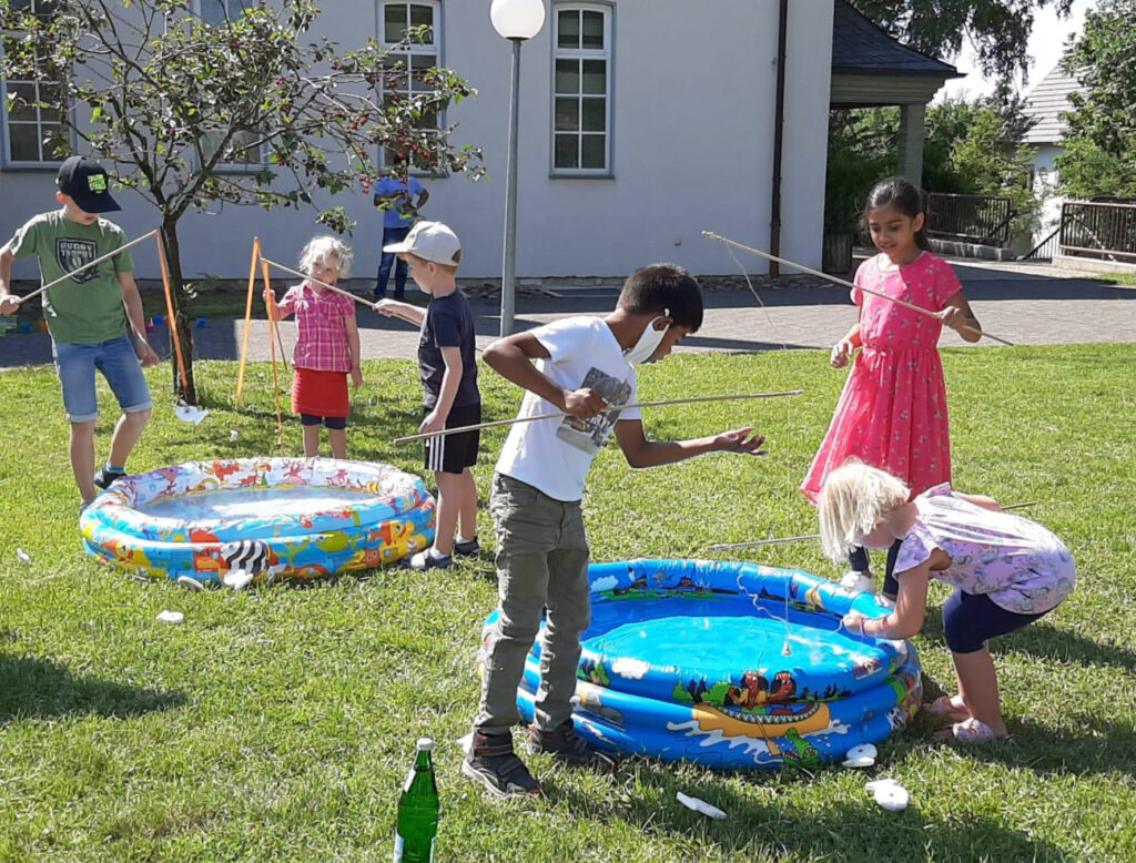 Sorgte für viel Spaß: Nach dem Gottesdienst konnten die Kinder im Planschbecken Fische angeln. Foto: Stephanus-Kirchengemeinde