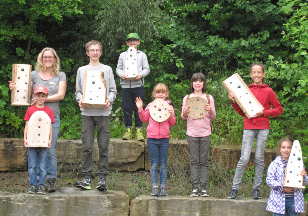 Kreativ: Ein Teil der Kinder und Jugendreferentin Sonja Hillebrand präsentieren stolz die selbstgefertigten Sonnenfänger. Foto: Kirchengemeinde