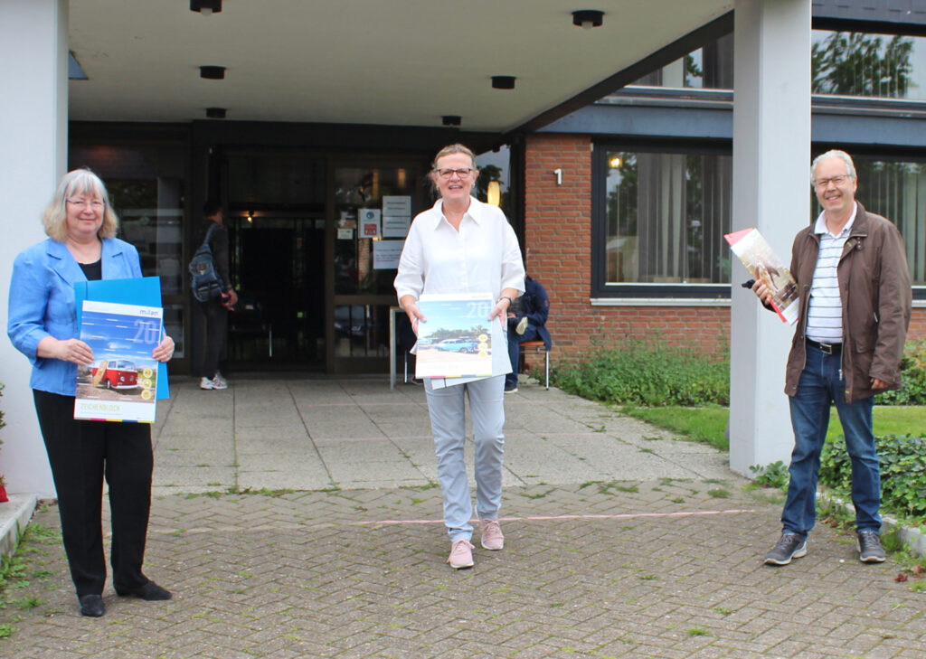 Informierten sich über die Arbeit der Schulmaterialienkammer: Presbyterin Michaela Götz-Brinkmann (l.) und Presbyter Dr. Horst Leber (r.) mit Diakonie-Mitarbeiterin Susanne Bornefeld (M.). Foto: DPH/Oliver Claes