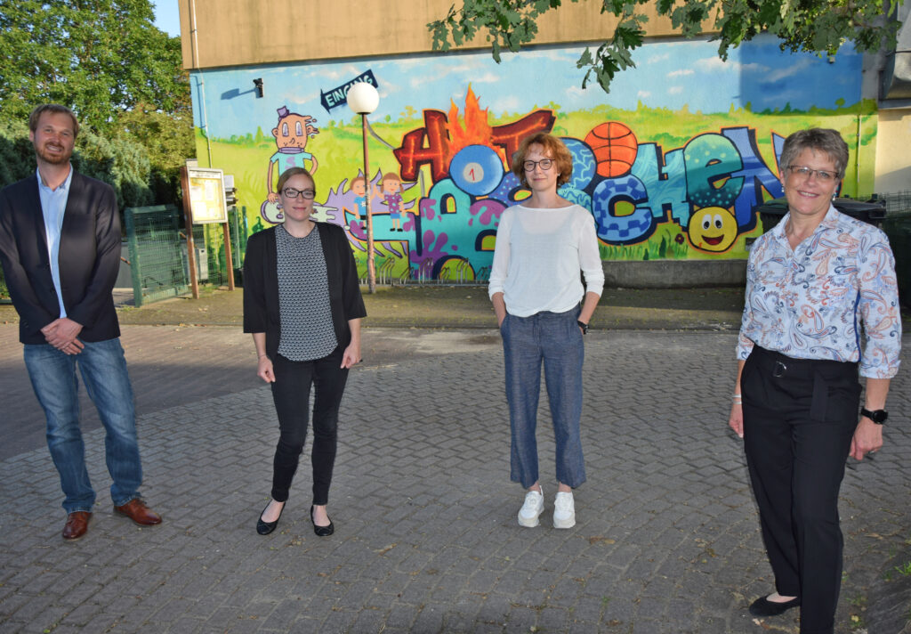 Das Team des HoT Borchen: (v. l.) Till Bäcker, Julia Frielingsdorf und Martina Hayn (es fehlt Kerstin Hayn) mit Pfarrerin Sabine Sarpe (r.). Foto: Jan Globacev