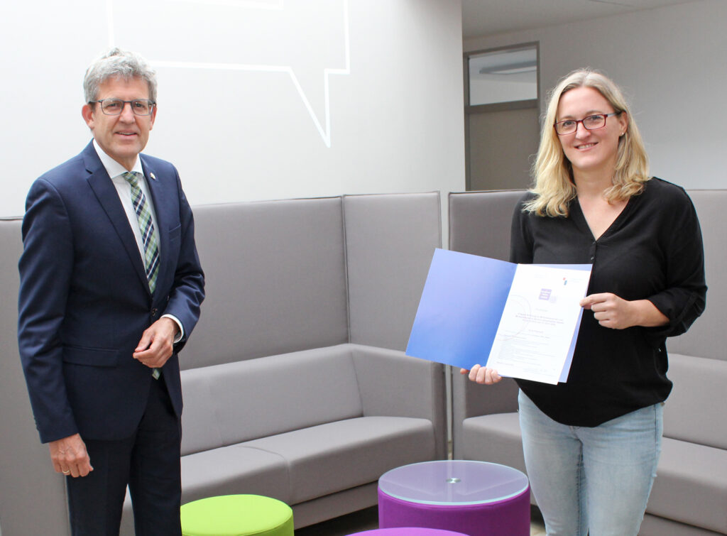 Superintendent Volker Neuhoff hat Sonja Hillebrand das Zertifikat über ihre erfolgreiche Teilnahme an der Qualifizierung als Multiplikatorin für Schulungen im Bereich sexualisierte Gewalt übergeben. Foto: EKP/Heide Welslau