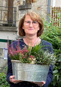 Mit Geschenk: Olga Erbes hat ihr 25-jähriges Dienstjubiläum im Familienzentrum Emmaus in Büren begangen. FOTO: KITA-VERBUND