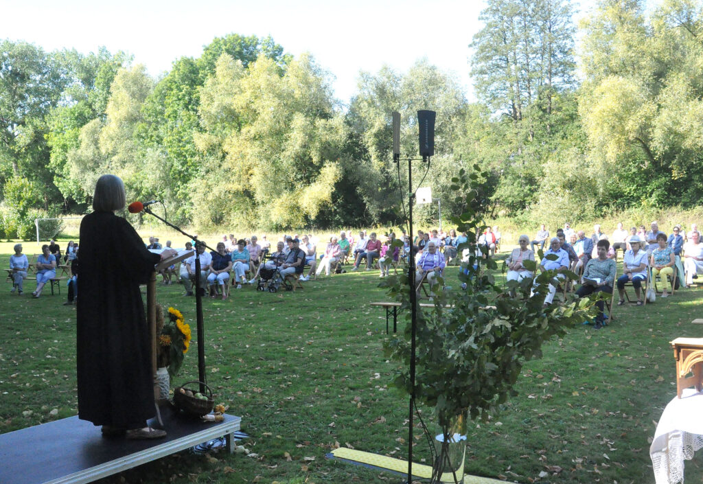Schöpfungstag: Der ökumenische Gottesdienst auf dem Platz der Generationen in Himmighausen mit Pastorin Maria Kröling stand unter dem Thema „Von meinen Früchten könnt ihr leben“. FOTO: HEINZ WILFERT