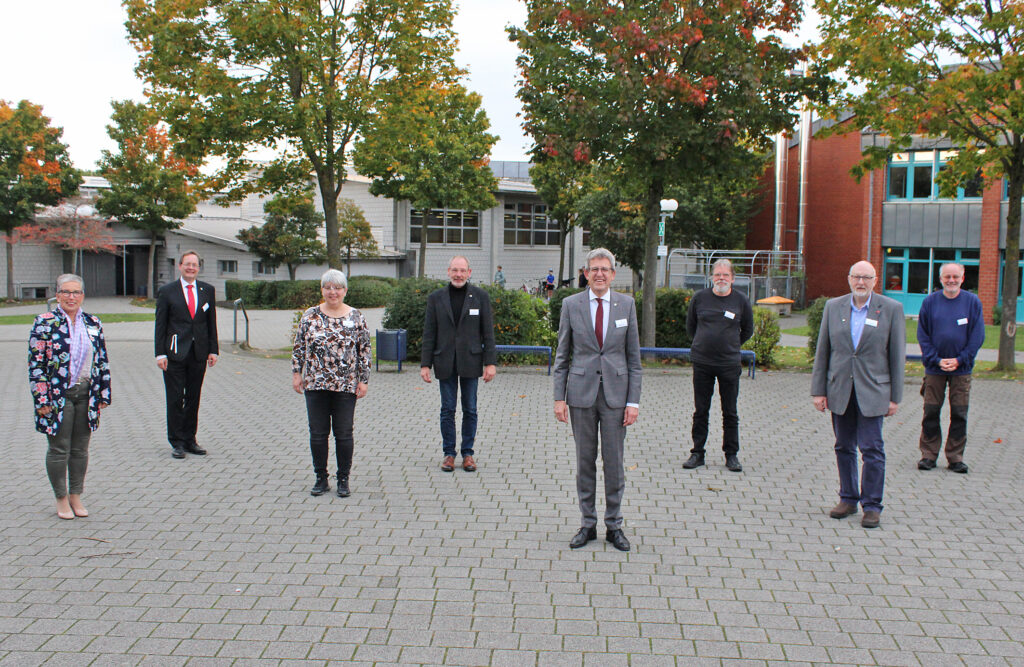 Der neue Kreissynodalvorstand des Evangelischen Kirchenkreises Paderborn: (v. l.) Synodalälteste Evelyne Schubert, Synodal-Assessor Pfarrer Gunnar Wirth, Synodalälteste Irmgard Alboth, Scriba Pfarrer Wolfgang Neumann, Superintendent Volker Neuhoff, Synodalältester Jürgen Engelmann, Synodalältester Rolf Hellweg und Synodalältester Wolfgang Dzieran. Foto: EKP/Oliver Claes