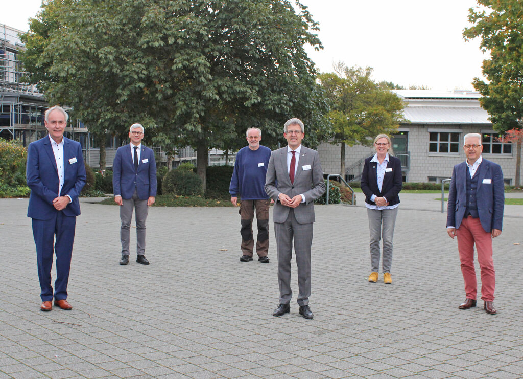 Landessynodale des Kirchenkreises und Ortsdezernent der Landeskirche: (v. l.) Landeskirchenrat Rainer Timmer, Dirk Appelt (nicht-theologischer Abgeordneter), Wolfgang Dzieran (nicht-theologischer Abgeordneter), Superintendent Volker Neuhoff, Susanne Bornefeld (nicht-theologische Abgeordnete) und Pfarrer Ulrich Richter (theologischer Abgeordneter). Foto: EKP/Oliver Claes