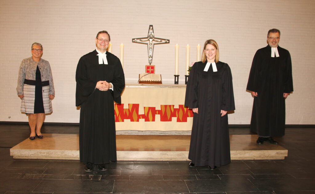 Ein Zeichen des Mutes in einem grauen November sowie inmitten der Corona-Pandemie sendete die Kirchengemeinde Schloß Neuhaus mit der feierlichen Ordination von Pfarrerin Melanie Freye (2.v.re.). Mit dabei (v.li.): Die Vorsitzende des Presbyteriums, Evelyne Schubert, Synodalassessor Gunnar Wirth, Pfarrerin Melanie Freye und Pfarrer Rüdiger Thum, Vikariatsleiter in Bielefeld-Schildesche. Foto: Axel Langer