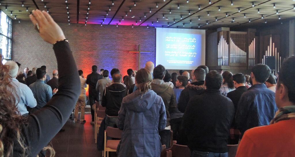 „Praise Night“: Persischsprachige Christinnen und Christen beim Singen während einer Veranstaltung im Lukaszentrum. Foto: Christoph Keienburg