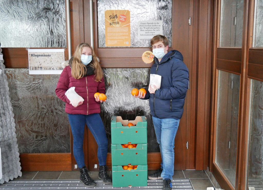 Teamer der Evangelisch-Lutherischen Kirchengemeinde Elsen stellten die fairen Orangen in der Erlöserkirche zum Abholen bereit. Foto: Ev. Luth. Kirchengemeinde Elsen
