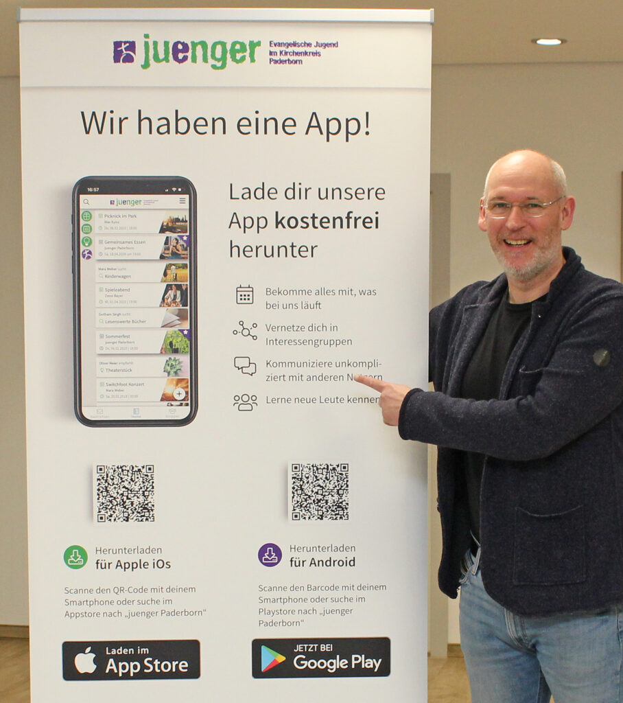 Freut sich über den Start der App: Oliver Schwarz, Leiter des Jugendreferates beim Evangelischen Kirchenkreis Paderborn. Foto: EKP/Oliver Claes