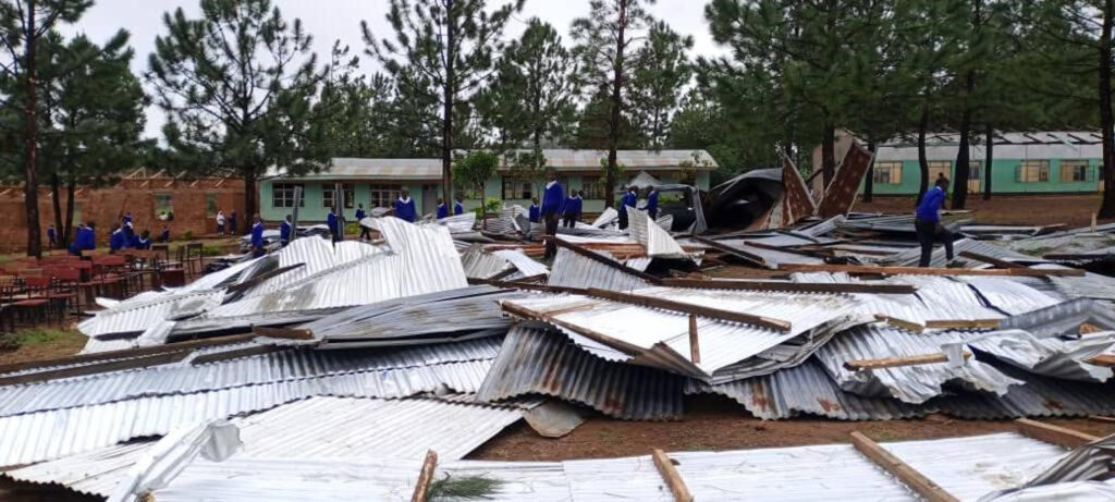 Der Sturm hat die Karambi Secundary School stark beschädigt. Foto: Kirchenkreis Kusini B