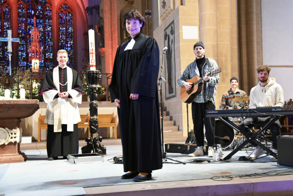 Ökumenischer Semestereröffnungsgottesdienst im Hohen Dom zu Paderborn (v.l.): Studierendenpfarrer Dr. Nils Petrat und Studierendenpfarrerin Heidrun Greine sowie die Lupid-Bandmitglieder Tobias Hundt, Markus Straßheim und Patrick Serafin. Foto: Maria Aßhauer/Erzbistum Paderborn.