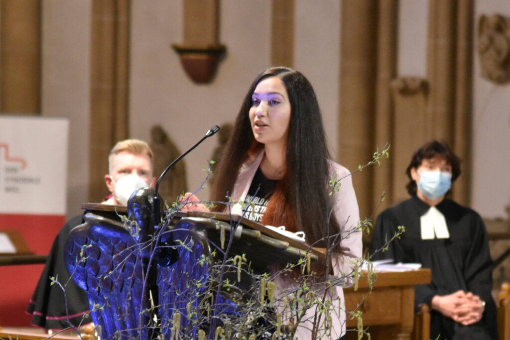 Die Theologiestudentin Aylin Sayin berichtete in ihrem Impuls zum Song „Ins kalte Wasser“ von einem Moment, in dem sie eine Lebensentscheidung treffen konnte. Foto: Maria Aßhauer/Erzbistum Paderborn.