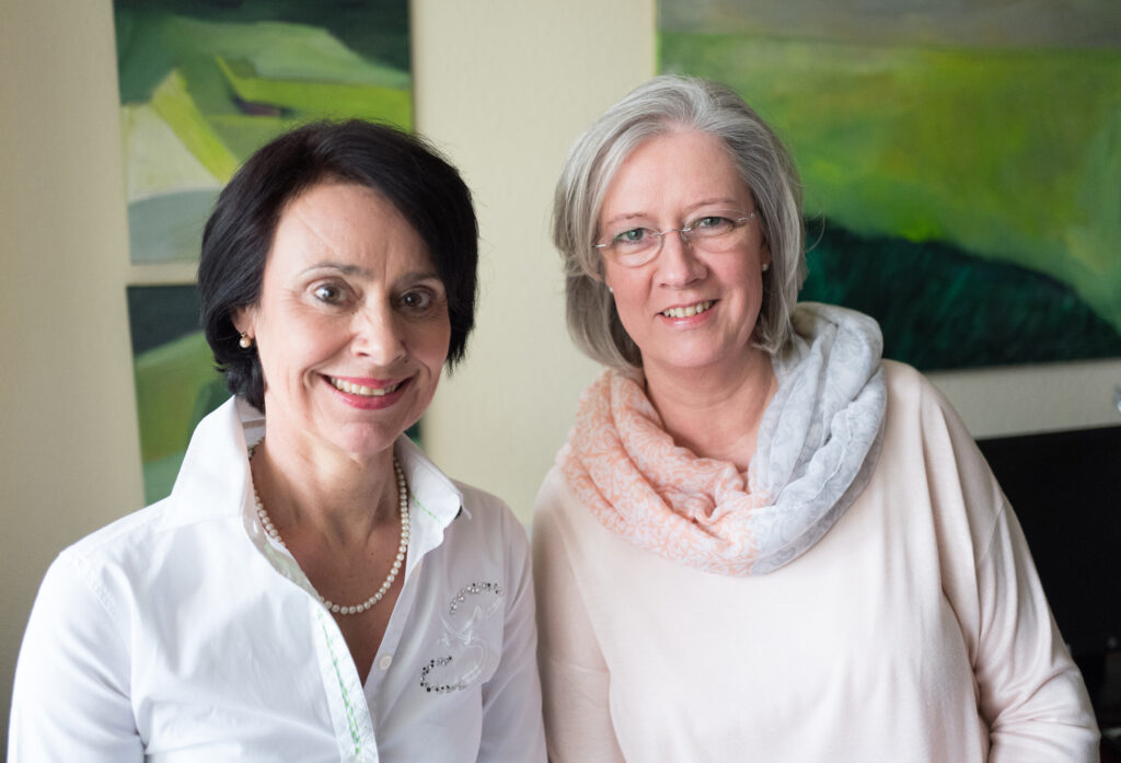 Bieten Letzte Hilfe Kurse zur Begleitung von Schwerkranken und Sterbenden an: Reinhild Wode (l.) und Heike Bade, Koordinatorinnen des Ambulanten Hospizdienstes St. Johannisstift e.V. Foto: Ambulanter Hospizdienst