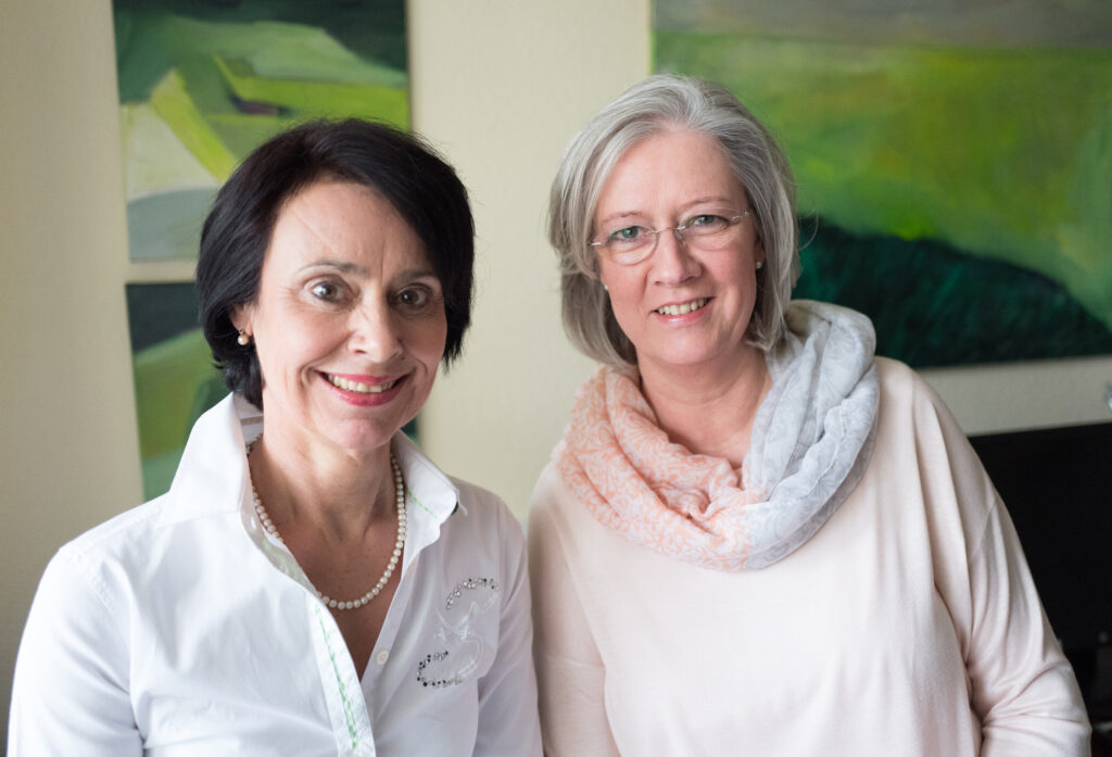 Bieten Letzte Hilfe Kurse zur Begleitung von Schwerkranken und Sterbenden an: Reinhild Wode (l.) und Heike Bade, Koordinatorinnen des Ambulanten Hospizdienstes St. Johannisstift e.V. Foto: Ambulanter Hospizdienst