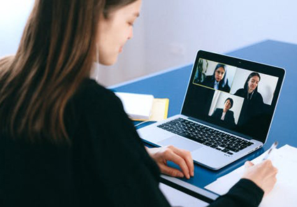 Im Workshop der evangelischen Erwachsenenbildung geht es um das Thema virtuelle Besprechungen. Foto: Pexels