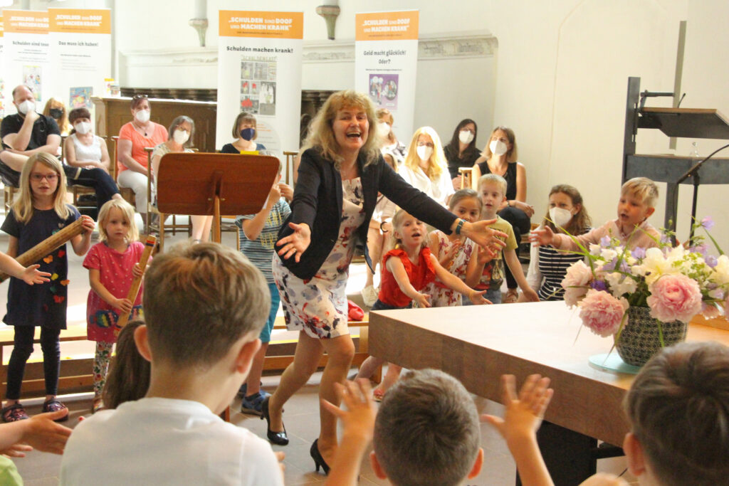Kita-Leiterin Michaele Schrader beweist beim Singen mit den Kindern noch einmal ihr Motivationstalent. Foto: Burkhard Battran