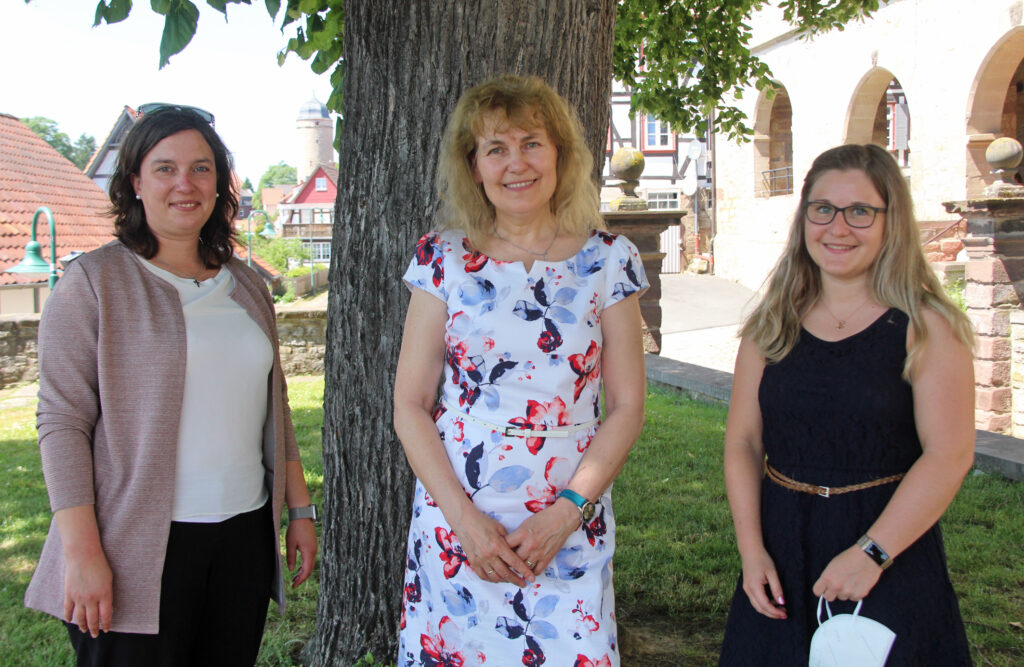 Gemeindepfarrerin Patrizia Müller (v. l.) mit der ausscheidenden Kita-Leiterin Michaele Schrader und Nachfolgerin Julia Koch. Foto: Burkhard Battran