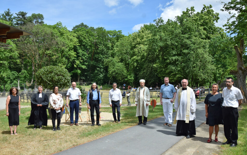 Veranstalter, Religionsvertreter und Politiker freuen sich über den runden Geburtstag des Gebets der Religionen in Bad Lippspringe (v. l.): Modjgan Bidardel (Bahá’í-Gemeinde), Pfarrerin Antje Lütkemeier (Ev. Kirchengemeinde), Manickavel Manickaratnam (Hindus), Landrat Christoph Rüther, Christoph Geisler (Buddhisten), Chahriar Bidardel (Bahá’í-Gemeinde), Efrahim Çevik (Islamgemeinde), Bürgermeister Ulrich Lange, Pfarrer Georg Kersting (Kath. Kirchengemeinde), Janet Gölger und Diakon Johannes Celik (beide Syrisch-Orthodoxe Kirche). Foto: Jan Globacev