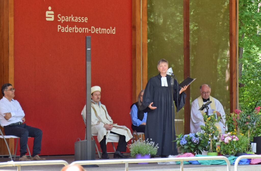 Gerade die Religionen und Glaubensgemeinschaften müssten in schweren Zeiten an die Freude erinnern, betonte Pfarrerin Antje Lütkemeier (Ev. Kirchengemeinde). Foto: Jan Globacev