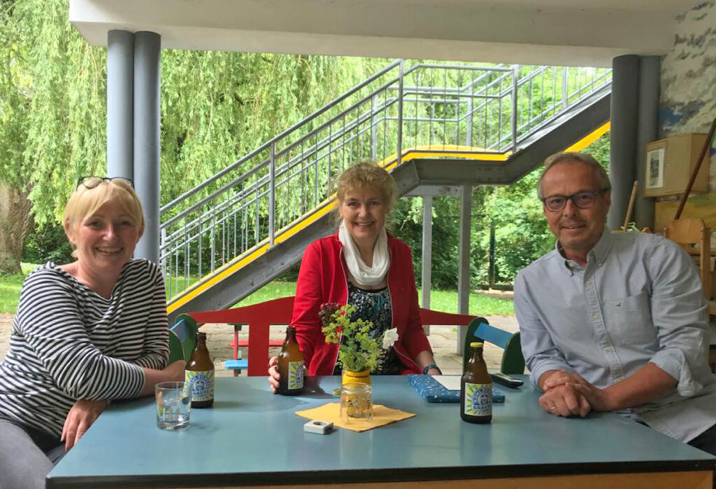 Abschiedsbesuch im Garten der Arche (v. l.) Lehrerin Michaela Steffens, die Leiterin der Arche Michaele Schrader und Hartmut Peter, Leiter des Berufskollegs. Foto: Familienzentrum Arche