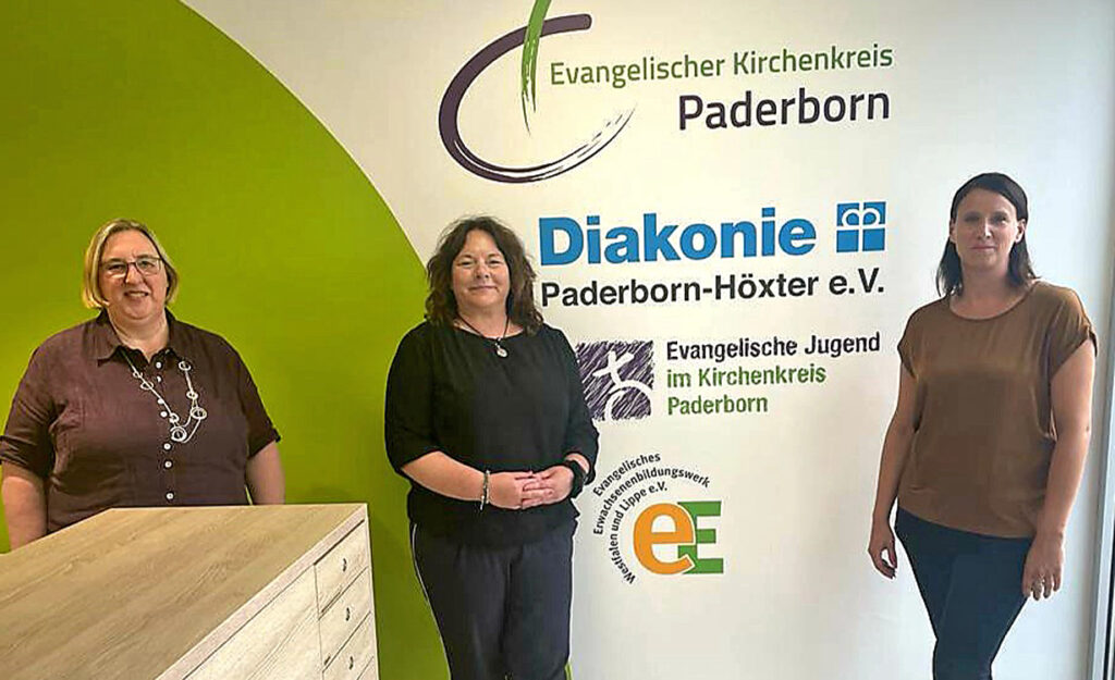 Bitten um Spenden für die Opfer der Hochwasserkatastrophe: (v. l.) Diakoniepfarrerin Elke Hansmann, Sylke Menne (Geschäftsführerin Betreuungsverein) und Vanessa Kamphemann (Vorstand Diakonie). Foto: Diakonie Paderborn-Höxter