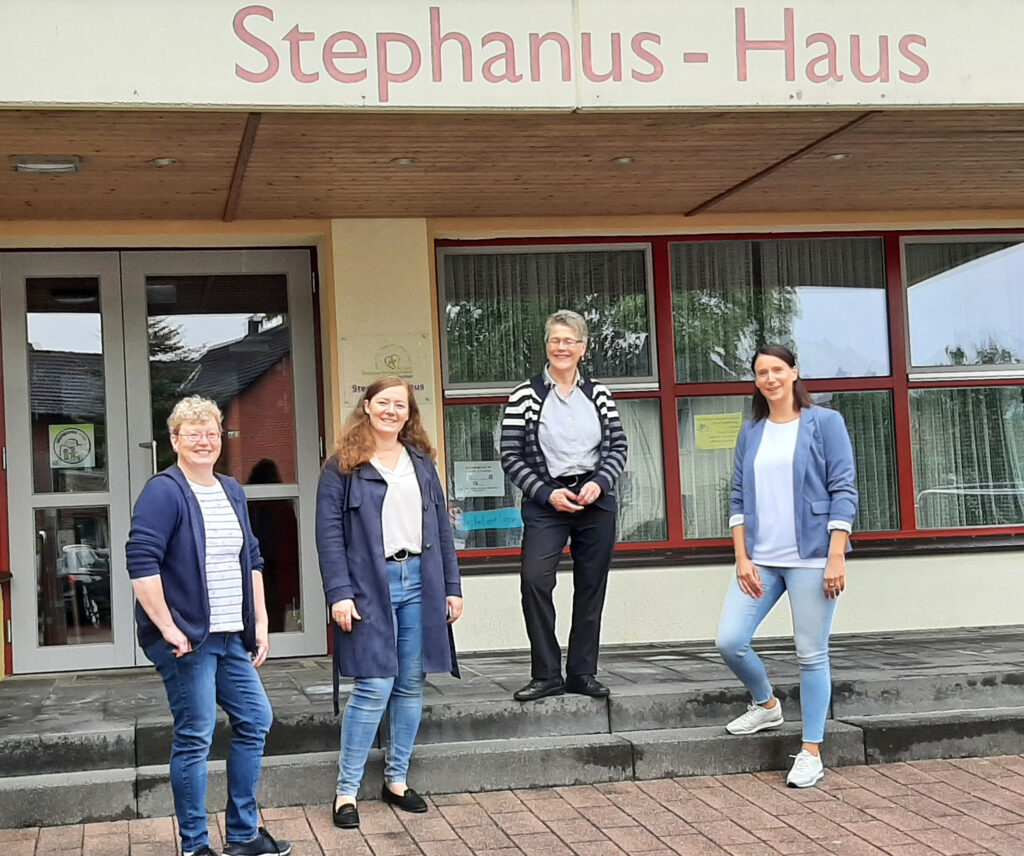 Laden zur Eltern-Kind-Gruppe in Borchen ein: (v. l.) Birgit Rulle (Diplom-Sozialpädagogin), Elisabeth Keller (Diplom-Sozialpädagogin), Pfarrerin Sabine Sarpe (Ev.-Luth. Stephanus-Kirchengemeinde Borchen) und Vanessa Kamphemann (Vorstand der Diakonie Paderborn-Höxter e.V.). Foto: Kirchengemeinde