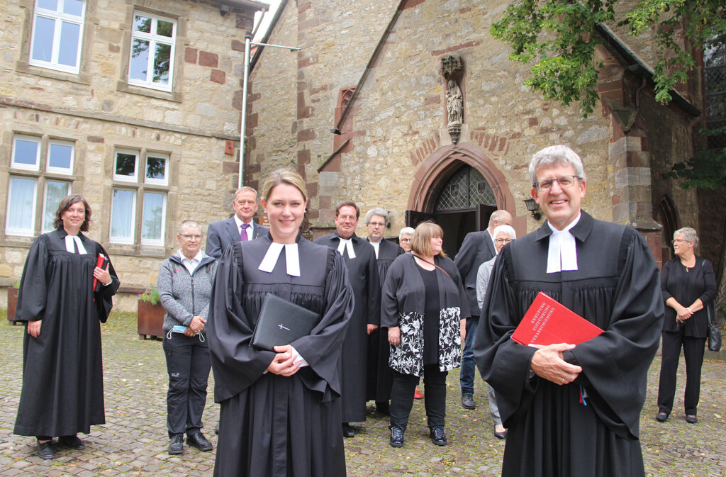 Die neue Pfarrerin Melanie Freye mit Superintendent Volker Neuhoff und Gemeindevertretern vor der Warburger evangelischen Kirche. Melanie Freye wird sich die Arbeit in der Gemeinde mit ihrer Kollegin Patrizia Müller (l.) aufteilen. Foto: Burkhard Battran