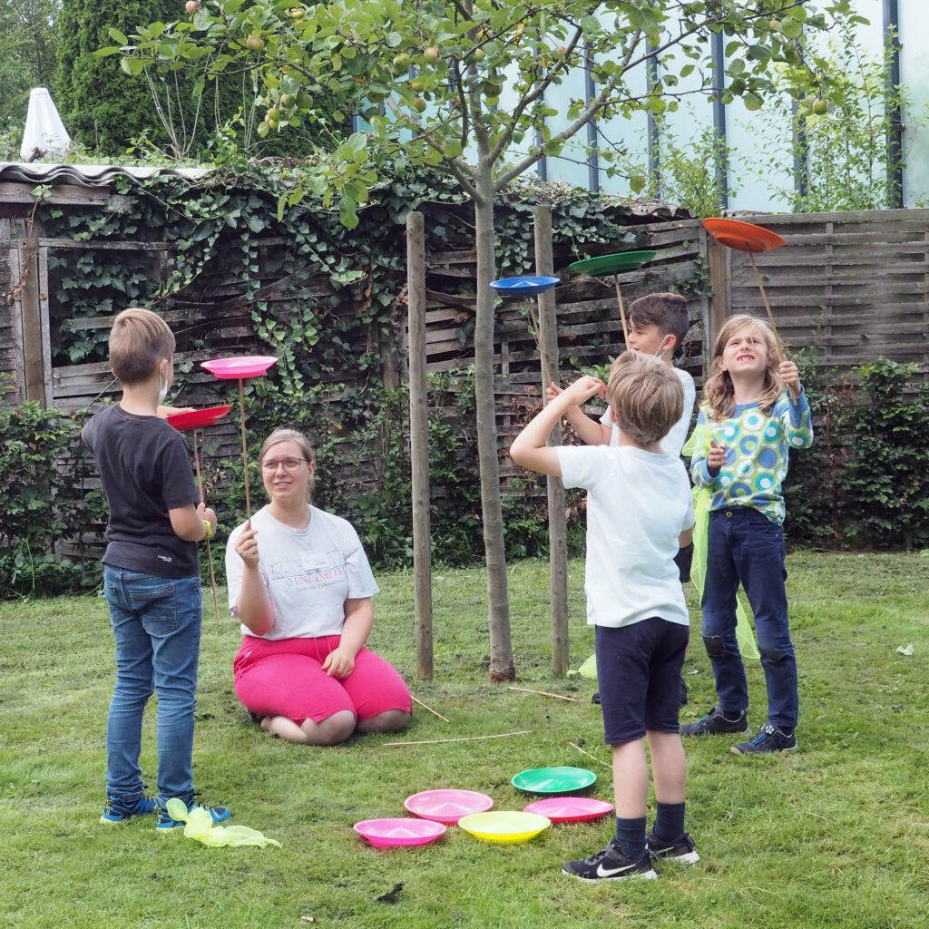 Der Entdeckernachmittag mit Mitgliedern der „Fools Unlimited“ stand im Zeichen von Jonglage und Gleichgewichtskünsten. Die Teller auf dem Stab zu drehen, das klappte schon gut. Foto: Ev.-Luth. Kirchengemeinde Elsen