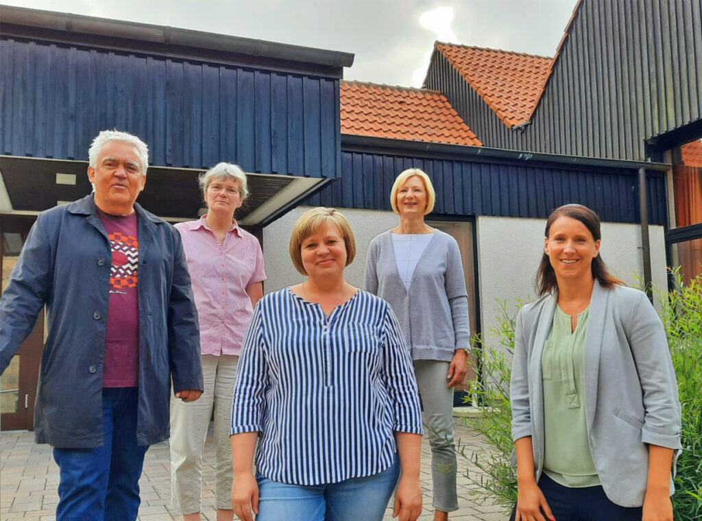 Freuen sich über die Zusammenarbeit von evangelischer Kirchengemeinde Bad Driburg und der Diakonie Paderborn-Höxter e.V.: (v. l.) Diakonie-Standortleiter Dietmar Kraul, Pfarrerin Katrin Elhaus, Schuldnerberaterin Tanja Edwards, Diakonie-Presbyterin Margitta Benteler und Diakonie-Vorstand Vanessa Kamphemann. Foto: Diakonie